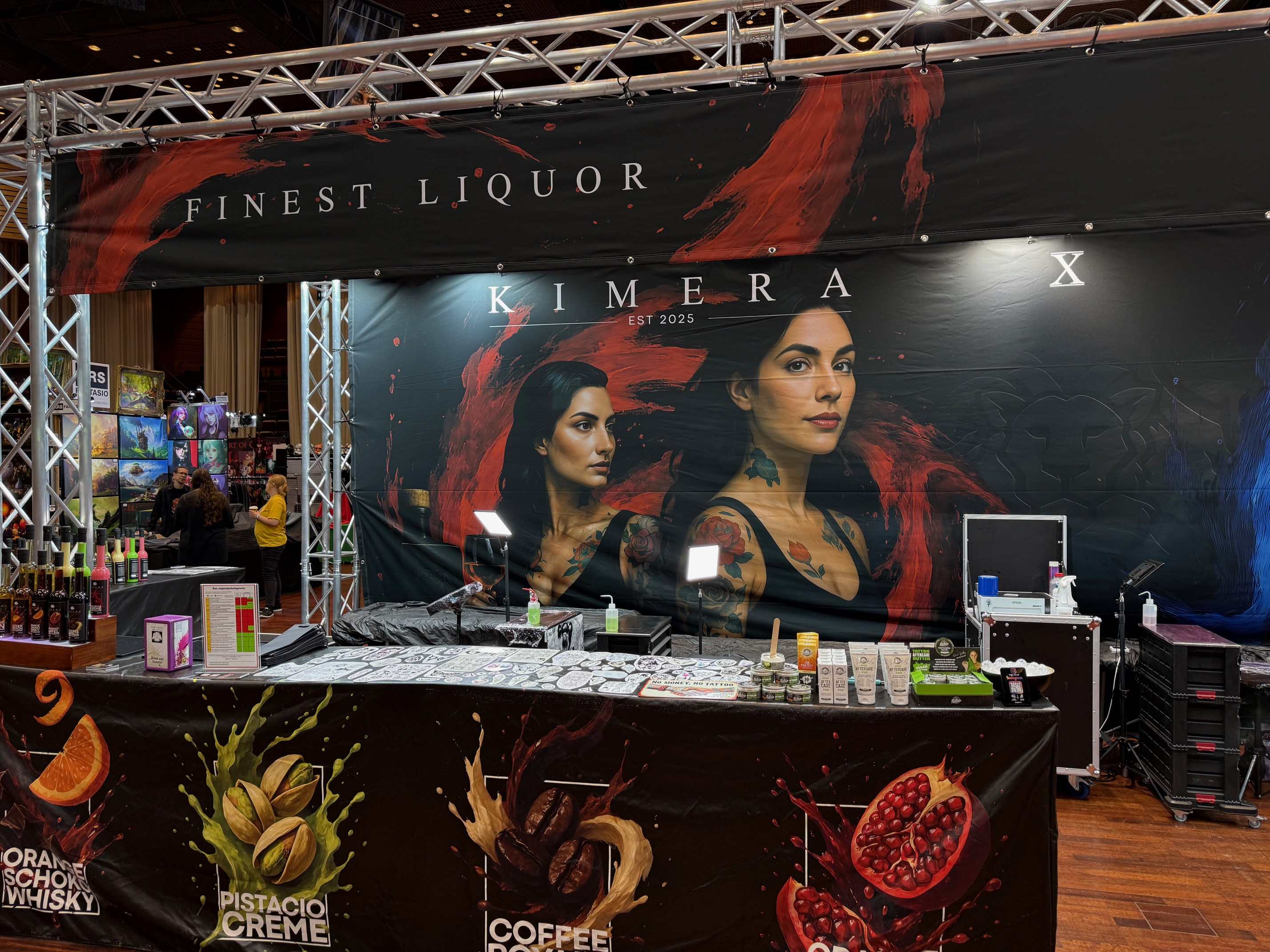 Ein Ausstellungsstand mit kunstvoller Banner und farbenfrohen Produktabbildungen.