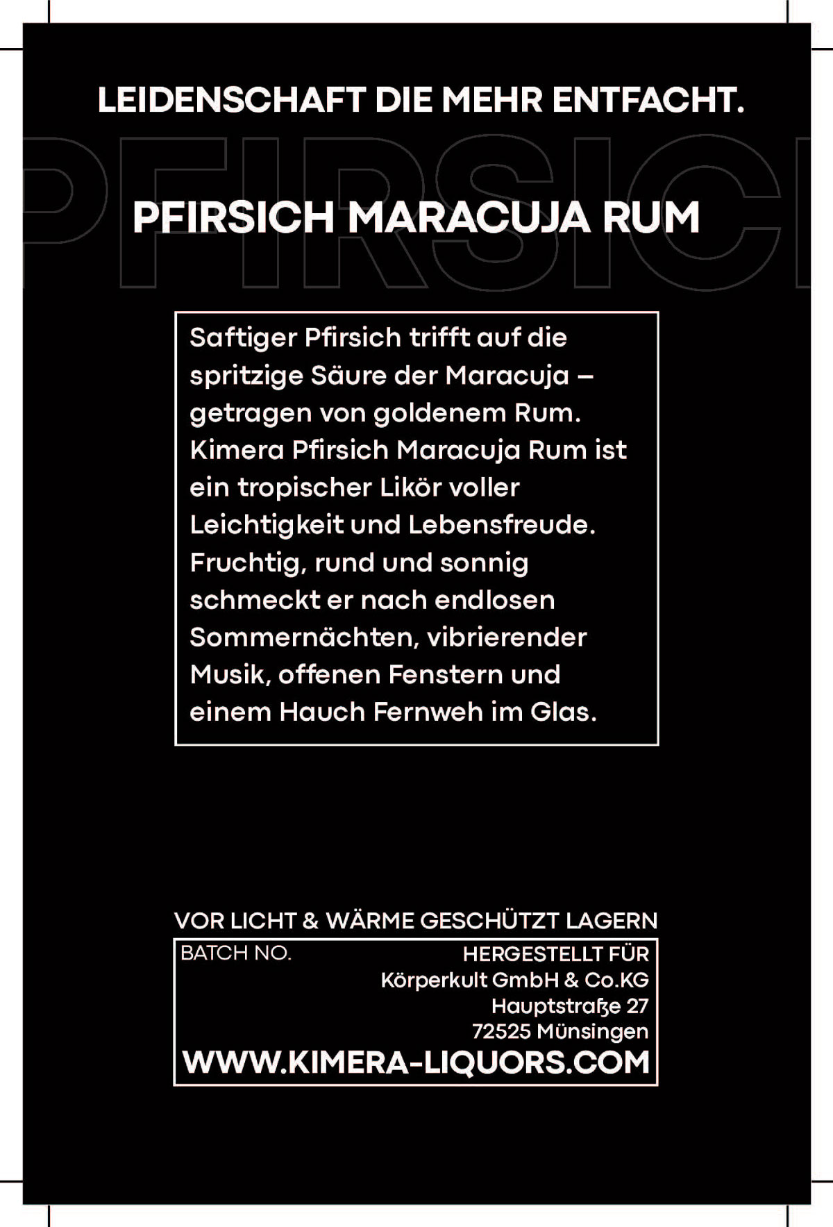 Schwarzes Etikett mit weißem Text über u0022Pfirsich Maracuja Rumu0022 und Details zur Lagerung.