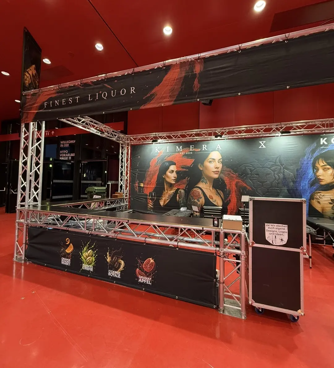 Messestand von Kimera Finest Liquor in Rot und Schwarz mit Frauenmotiven